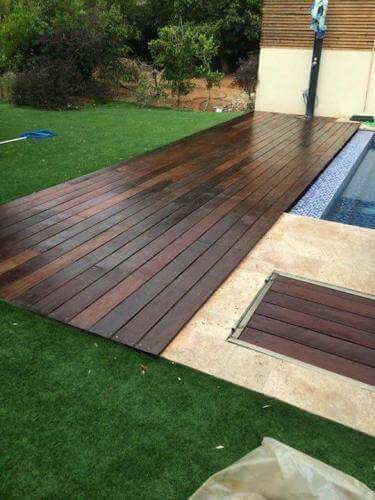 בניית דק מסביב לבריכה